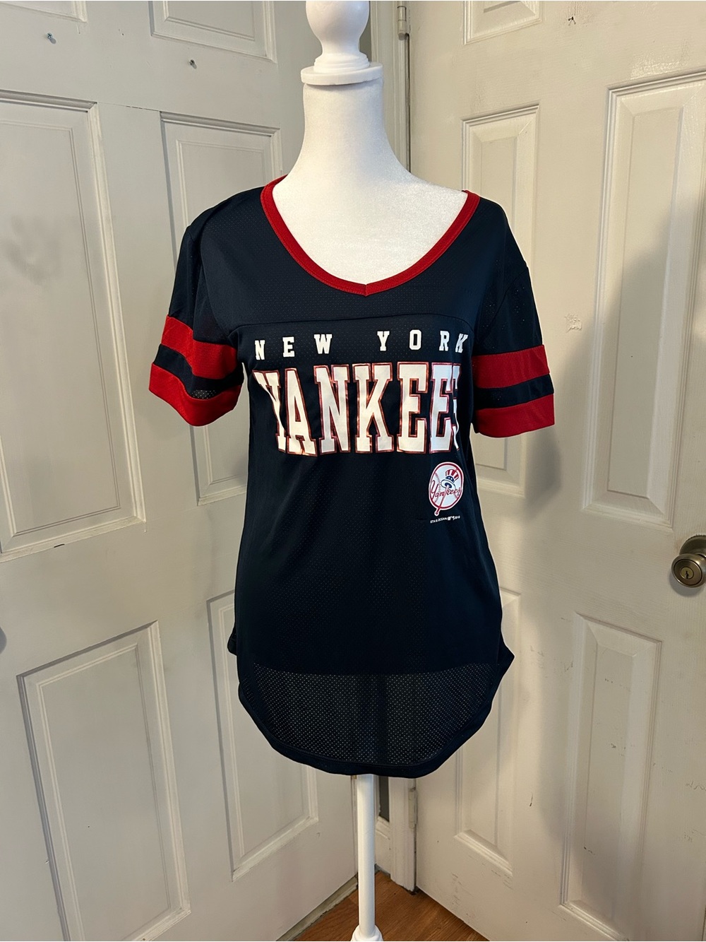 Women’s New Era New York Yankees Navy & Red V-Neck Jersey Tee